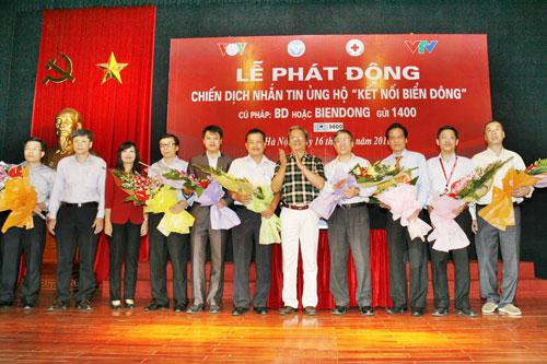 Lãnh đạo Bộ Thông tin và Truyền thông cùng đại diện một số tổ chức phát động chiến dịch. (Ảnh: Thái Anh)