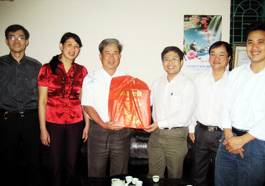 Đại diện lãnh đạo Sở TT&TT tham gia và tặng quà gia đình chính sách  nhân dịp tết nguyên đán .Ảnh : Thanh Nam