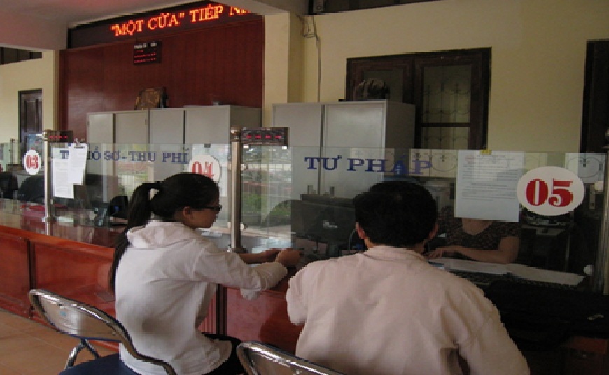 Giải quyết TTHC tại bộ phận một cửa TP. Điện Biên Phủ Ảnh: Kiều Trang