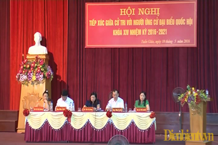 Các Ứng cử viên đại biểu đại biểu Quốc hội XIV thuộc đơn vị bầu cử số 2 tiếp xúc cử tri tại huyện Tuần Giáo.