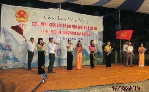 Tiết mục văn nghệ do các thầy cô giáo xã Sam Mứn biểu diễn.