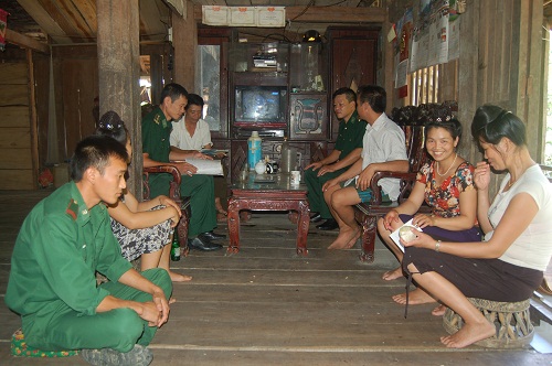 Cán bộ, chiến sỹ Đồn Biên Phòng Bộ Chỉ huy Bộ đội Biên phòng tỉnh tuyên truyền, phổ biến chính sách pháp luật cho người dân xã.