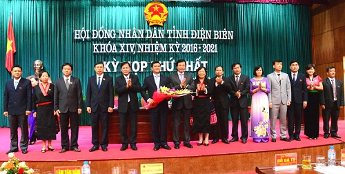 Thường trực HĐND và trưởng, phó các ban HĐND tỉnh khóa mới ra mắt kỳ họp.