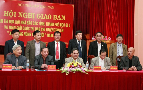 Đại diện Hội Nhà báo các tỉnh, thành phố dọc quốc lộ 6 ký giao ước thi đua. Ảnh: V.T.C