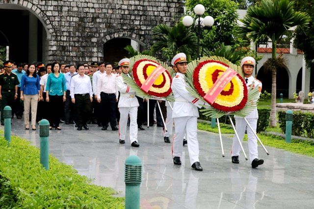 Phó Thủ tướng Chính phủ Vương Đình Huệ dâng hương tại Nghĩa trang liệt Sỹ A1