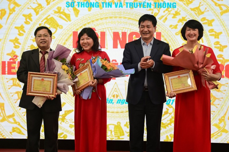 Đồng chí Lê Thành Đô- Ủy viên BTV Tỉnh ủy, Phó Bí thư Tỉnh ủy,  Chủ tịch UBND tỉnh tặng Huy hiệu “Vì sự nghiệp xây dựng và phát triển tỉnh  Điện Biên"